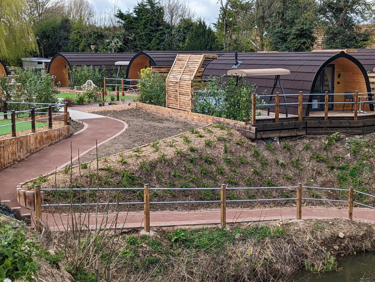 Peacock Lake Glamping Villa Nottingham Bagian luar foto