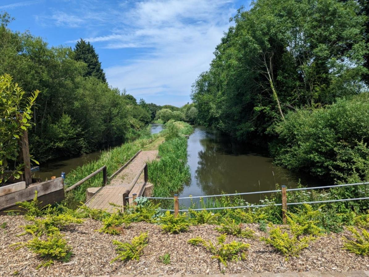 Peacock Lake Glamping Villa Nottingham Bagian luar foto