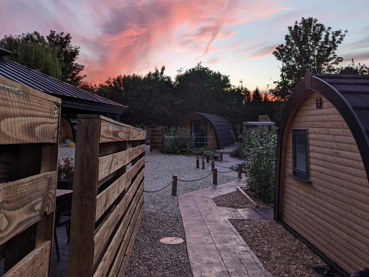 Peacock Lake Glamping Villa Nottingham Bagian luar foto